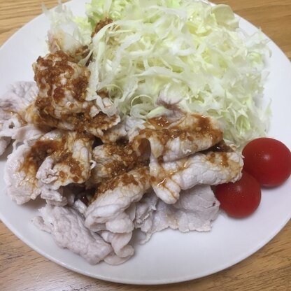 山盛りキャベツと一緒にいただきました。ごまだれが美味しい♪お肉もキャベツもモリモリ食べて、蒸し暑い時期のスタミナ補給になりました！